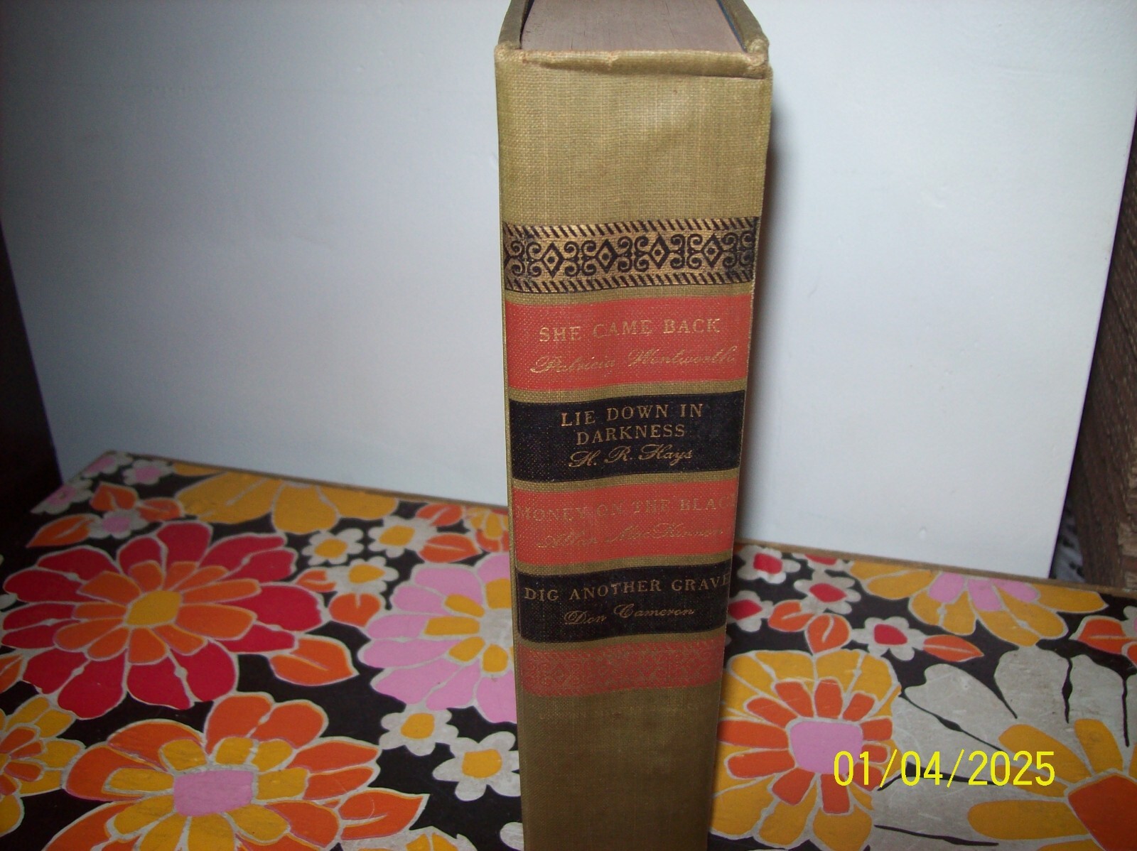 1946 HC UNICORN MYSTERY BOOK SHE CAME BACK LIE DOWN MONEY GRAVE 4 STORIES IN 1