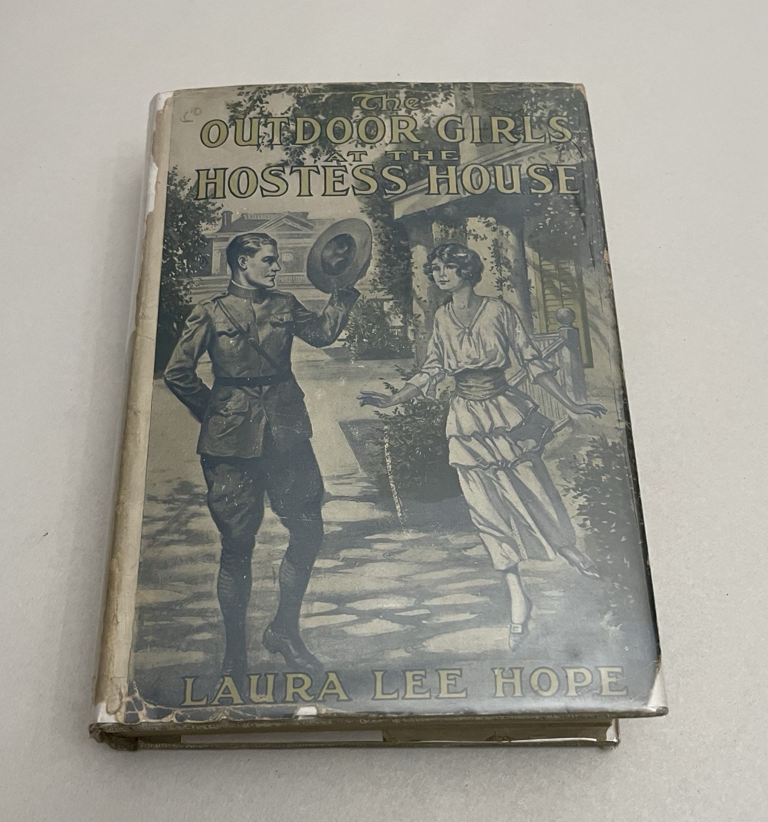 THE OUTDOOR GIRLS AT THE HOSTESS HOUSE First Edition LAURA LEE HOPE Dust Jacket