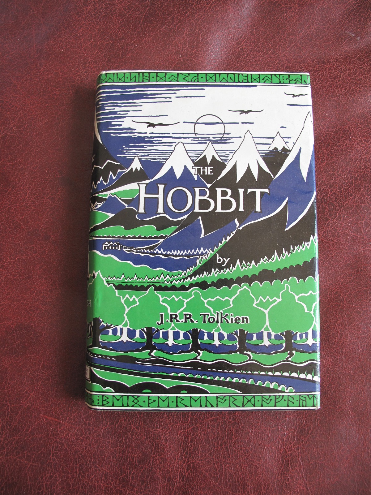 THE HOBBIT – J.R.R. TOLKIEN – 4TH EDITION/5TH IMPRESSION 1985.