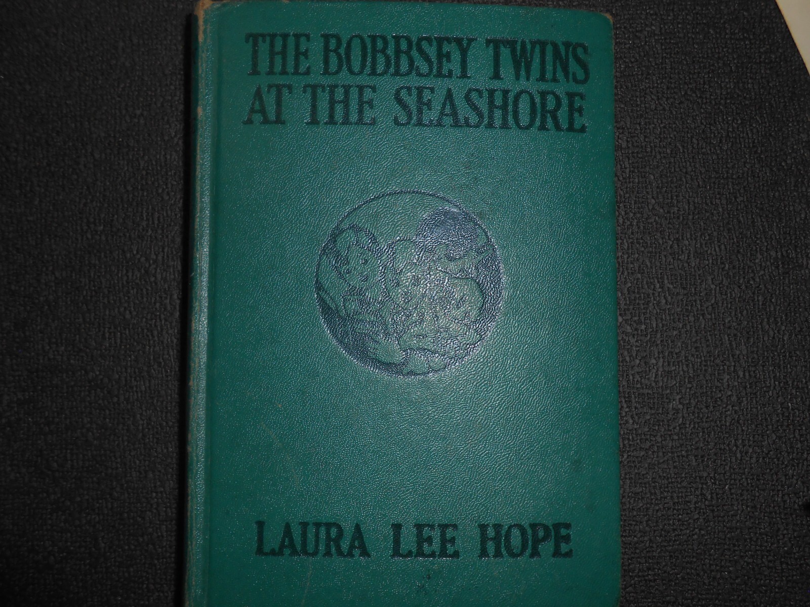 THE BOBBSEY TWINS AT THE SEASHORE LAURA LEE HOPE GREEN COVER WITH BLACK WRITING