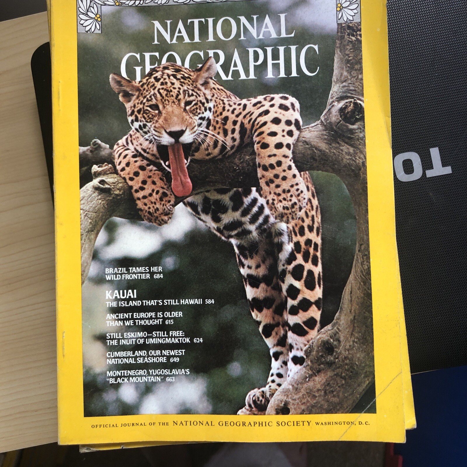 National Geographic November 1977 Brazil Kauai Ancient Europe Eskimo Montenegro
