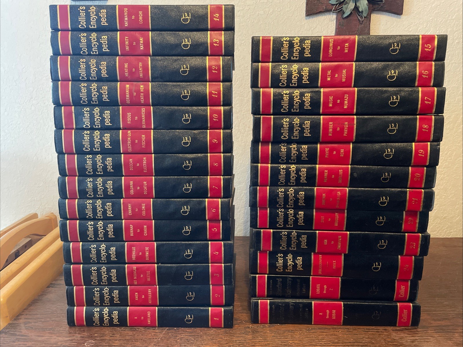 1965 Colliers Encyclopedia Full Set 26 Volumes & Dictionary Black & Red