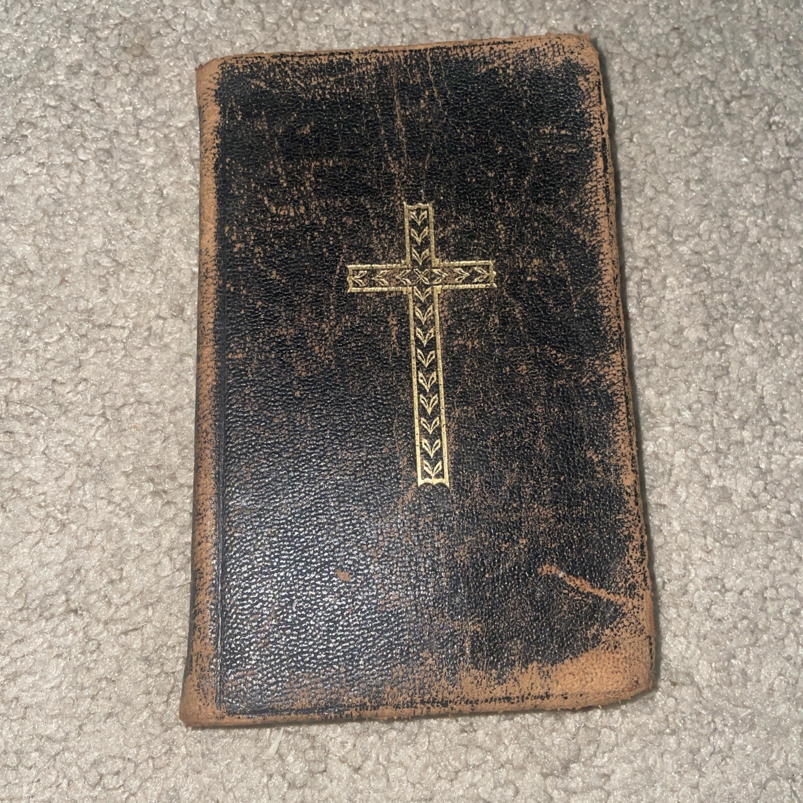 1943 Spanish-language copy of “La Imitación de Cristo” a popular Catholic dev