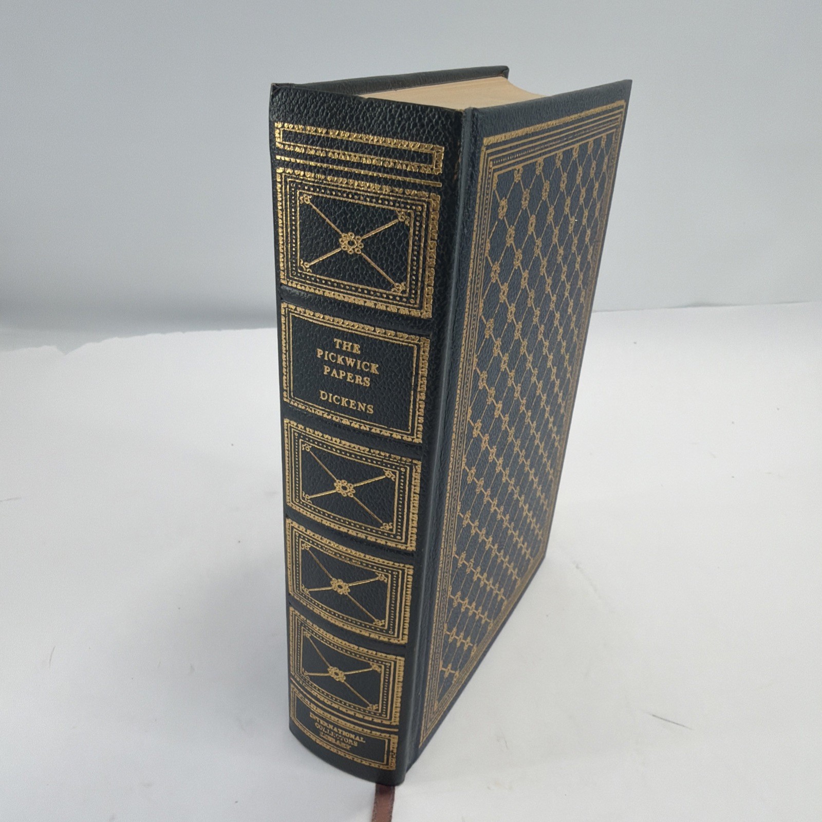 The Pickwick Papers By Charles Dickens International Collectors Library 1944 HC