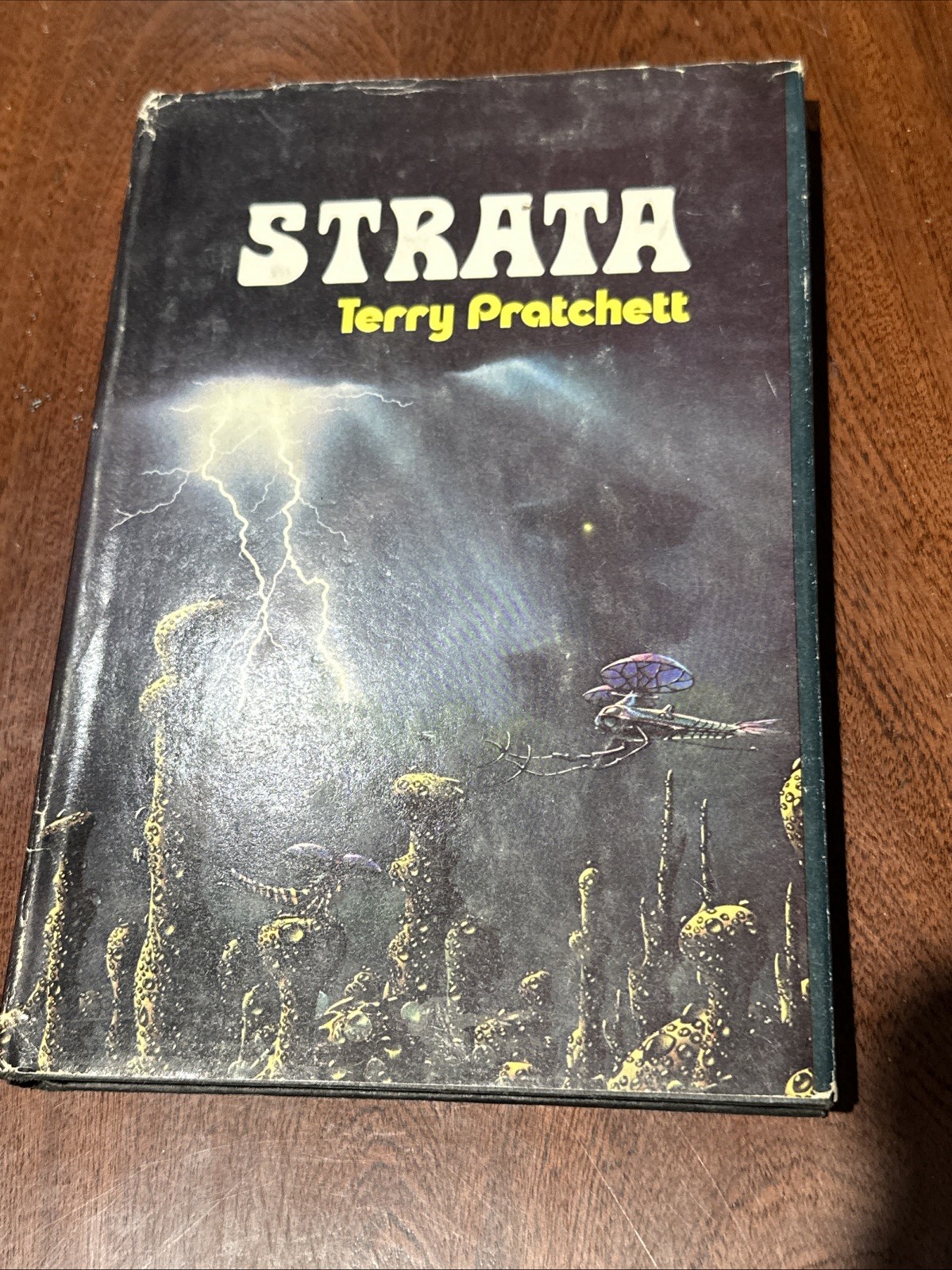 Strata by Terry Pratchett VTG 1981 HC DJ Classic Science Fiction Novel B-111325