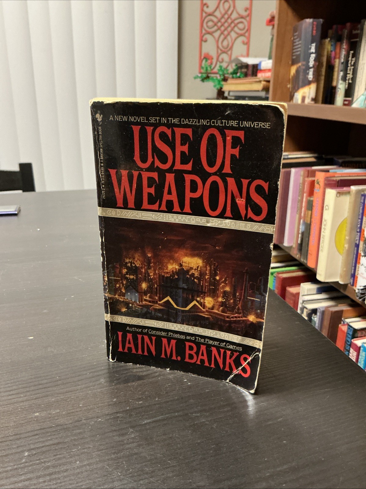 RARE 1992 BANTAM MASS MARKET PAPERBACK Iain M. Banks USE OF WEAPONS