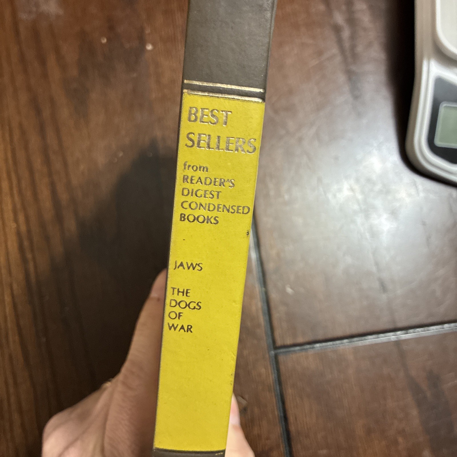 READER`S DIGEST CONDENSED BOOKS, 1975 Dogs of war and jaws