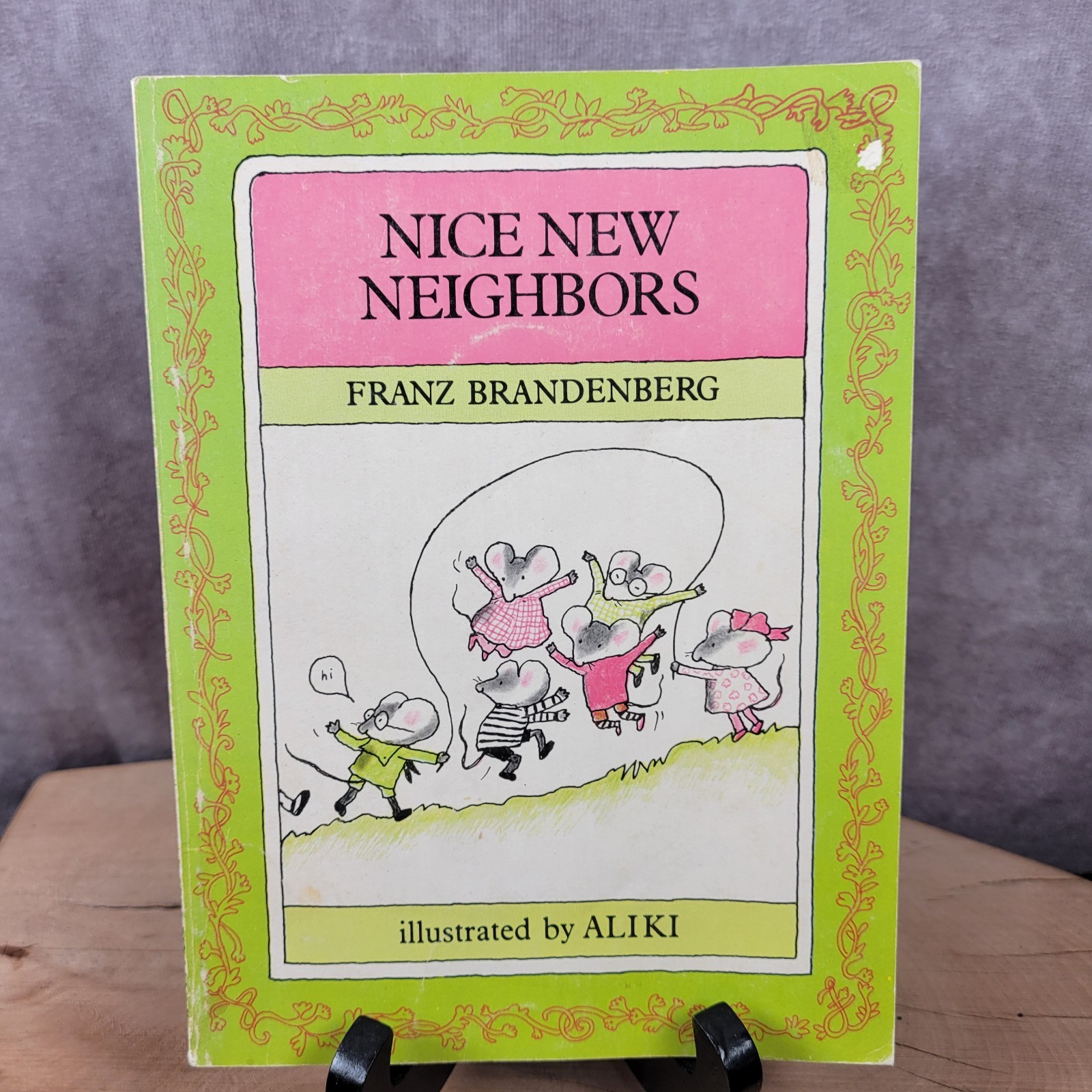 Nice New Neighbors By Franz Brandenberg & ALIKI 1980 Vintage Paperback Book