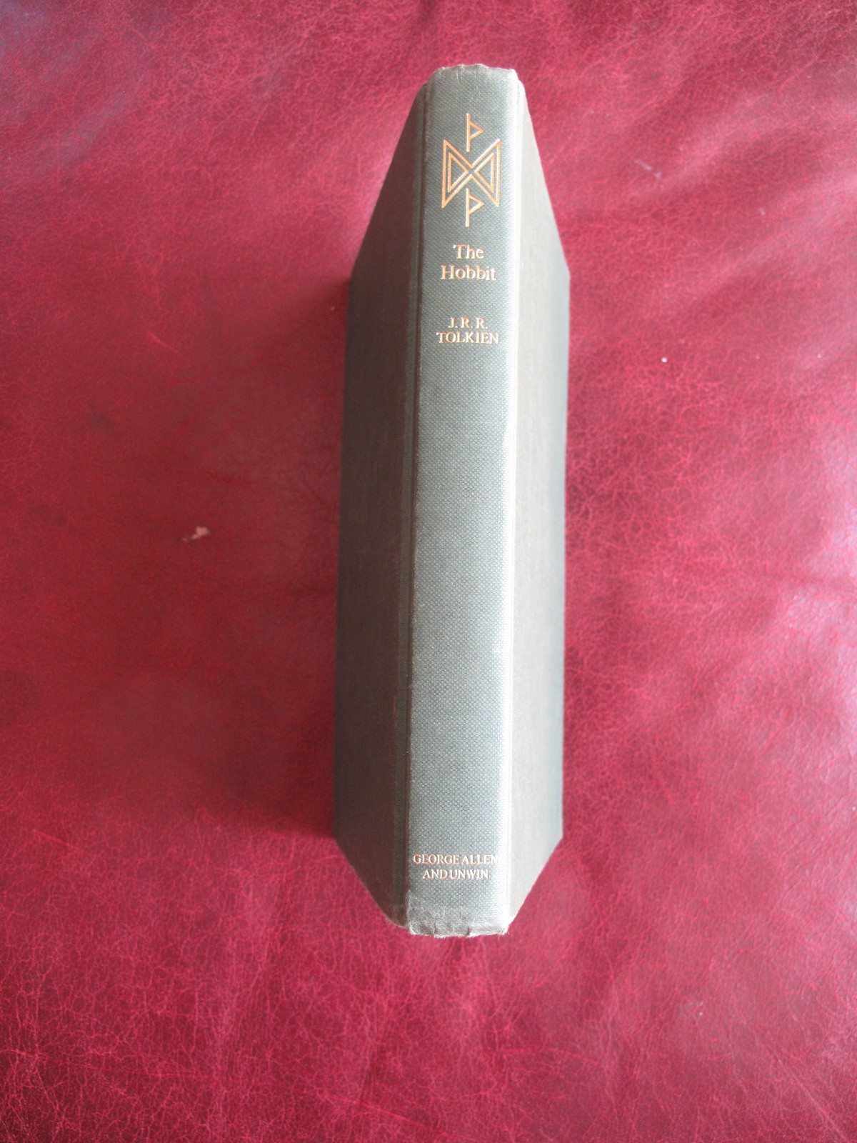 THE HOBBIT – J.R.R. TOLKIEN – 4TH EDITION/5TH IMPRESSION 1985.