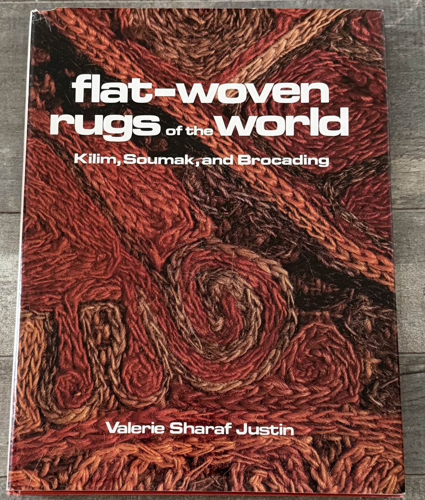 FLAT-WOVEN RUGS OF THE WORLD – Valerie Sharaf Justin Van Nostrand Reinhold