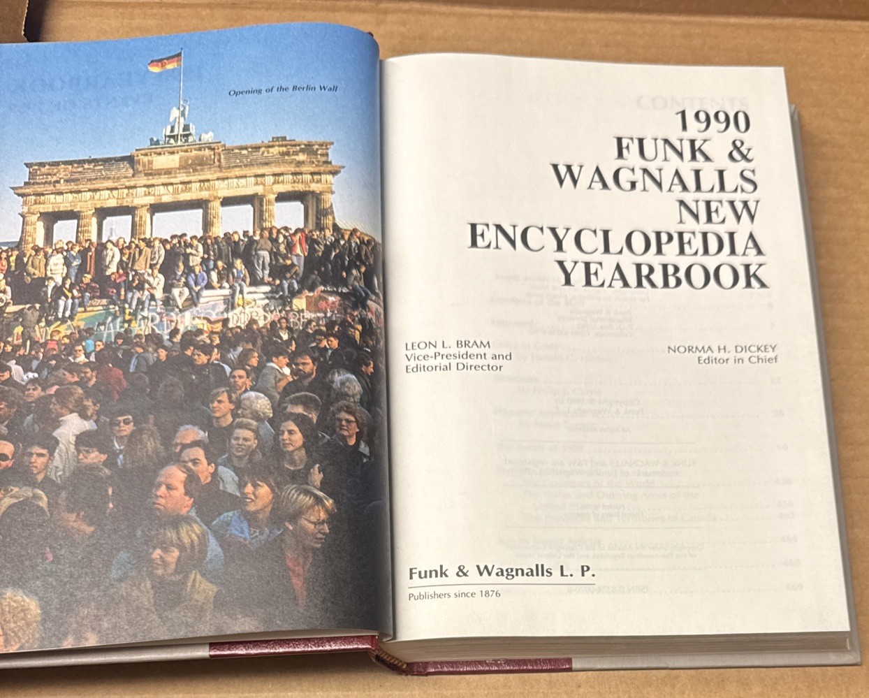 1990 Funk & Wagnalls New Encyclopedia Yearbook (HARDCOVER, GOOD)