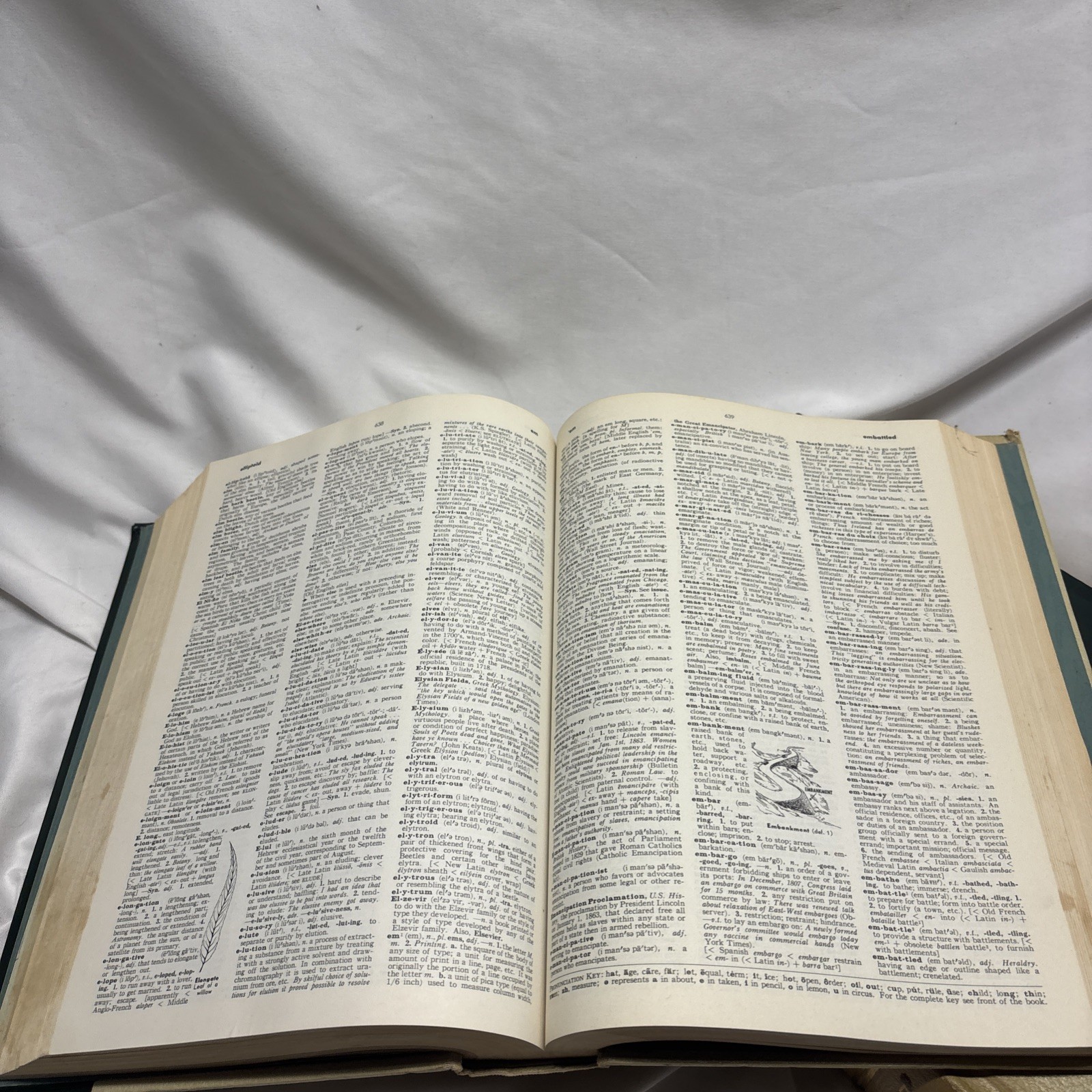 1964 Edition THE WORLD BOOK ENCYCLOPEDIA DICTIONARY A-K & L-Z Thorndike Barnhart